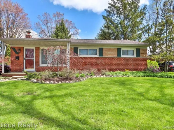 9290 Louisiana St, Livonia, MI 48150