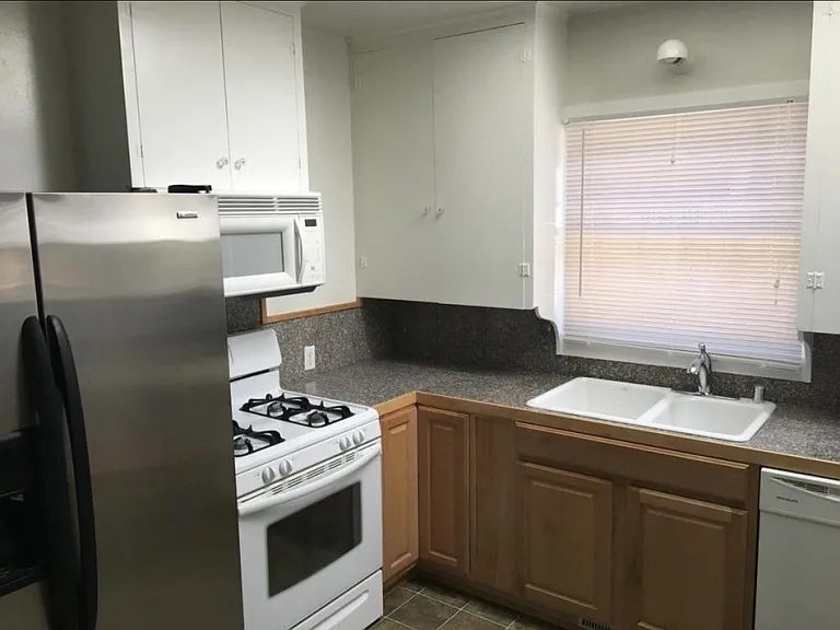 1002 NW Lawnridge Ave — Photo 5