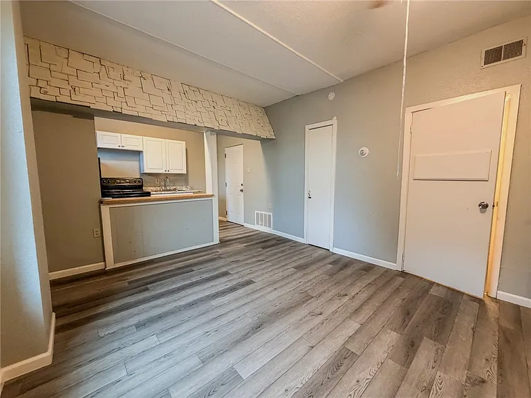 548 Hansen Ave #3 — Photo 9