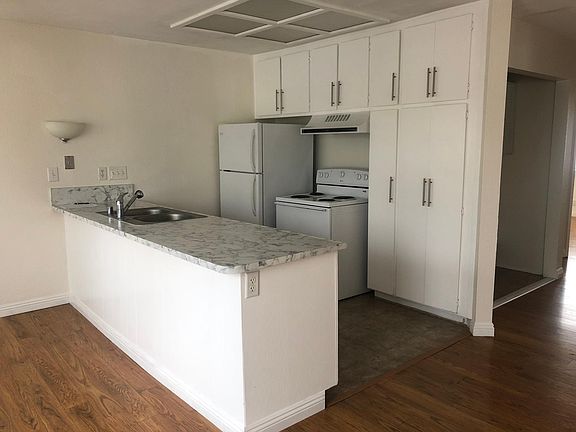 3rd image of 12616 Lakeshore Dr APT 34