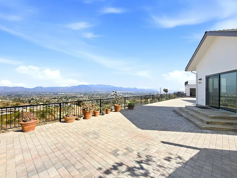 991 W Highland Dr — Photo 5