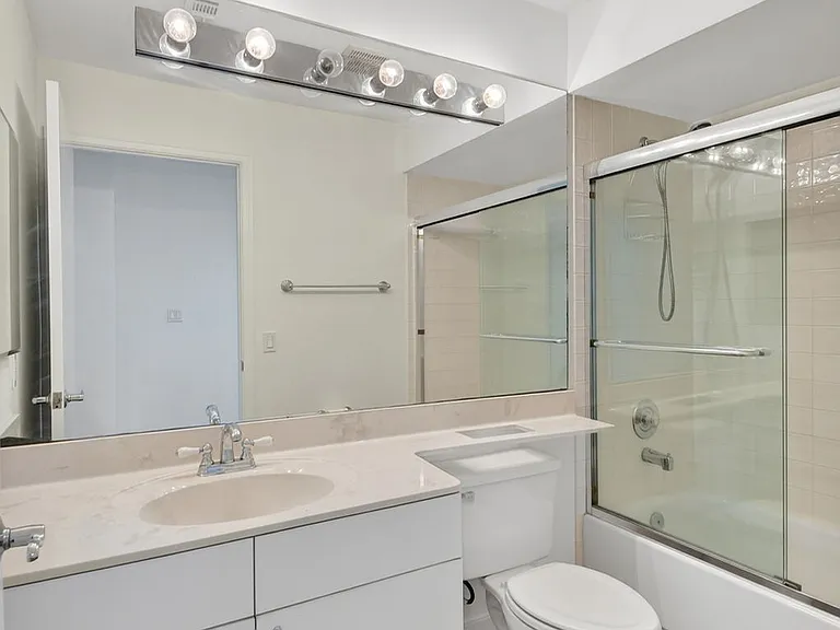 101 Half Moon Cir #B — Photo 17
