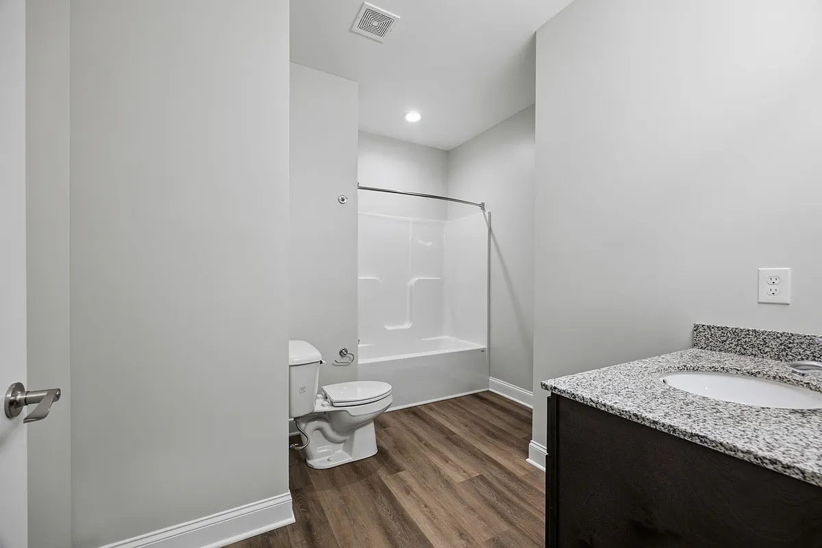 Building Photo - 135 E 12th Ave #404