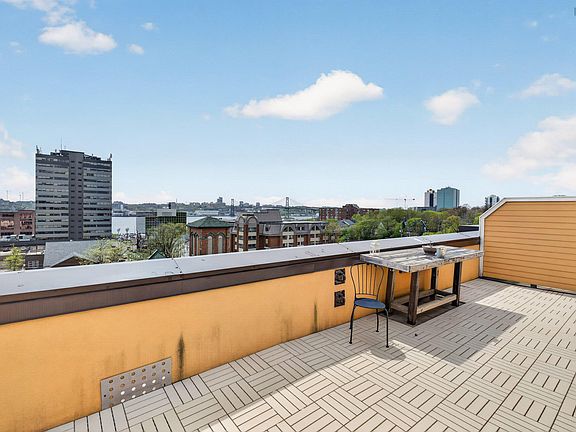 4th image of 70 Ochterloney St #503