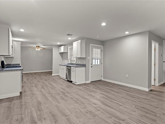 5th image of 215 River Oaks Dr