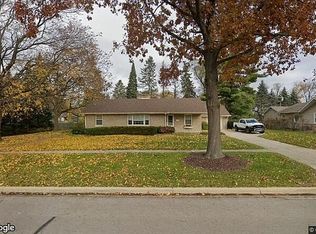 1221 James St, Geneva, IL 60134