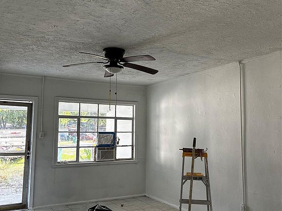 3rd image of 913 Anthony Ct