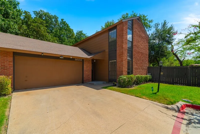 1600 Brentwood Dr