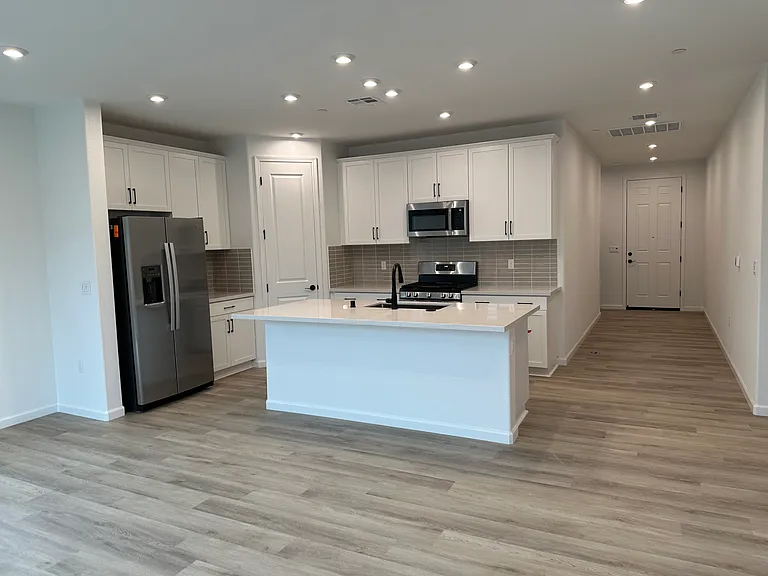 679 Estancia St — Photo 2