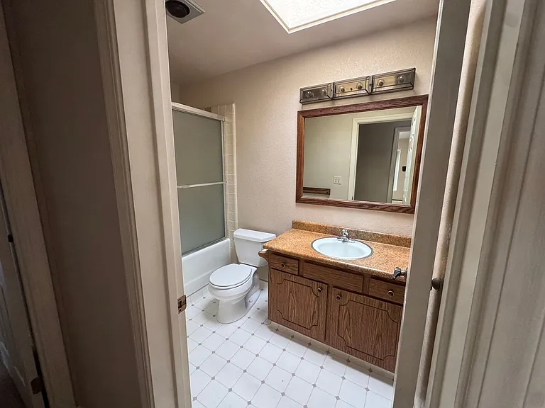 500 Poplar Avenue (903r) — Photo 20