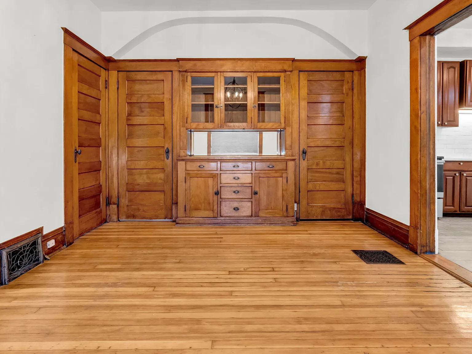 3 bed, 1.5 bath, 1886 sqft, $3,298 — Photo 4