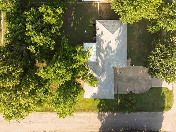 3rd image of 630 W 12th St