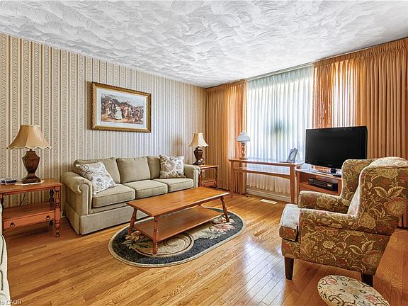 3rd image of 65 Summerside Cres