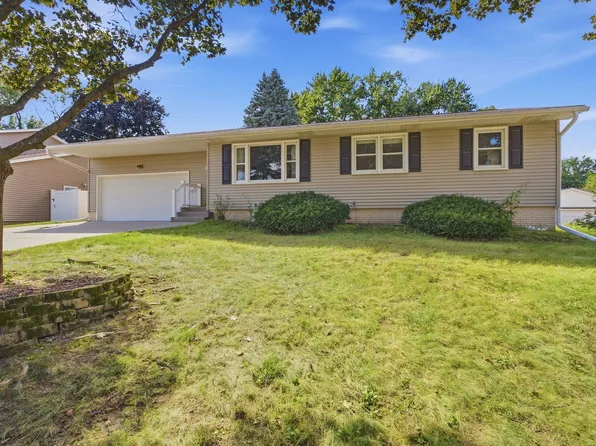 4702 Sheridan St, Davenport, IA 52806