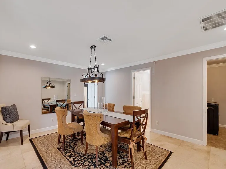527 E Causeway Blvd — Photo 6