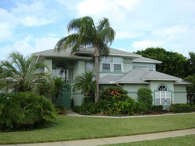BEAUTIFUL CURB APPEAL