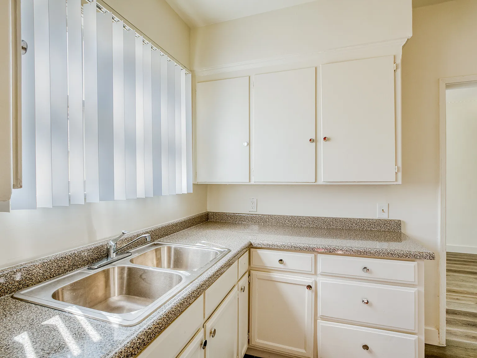 1100 Westmoreland Apartments — Photo 2