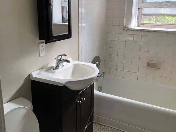 3rd image of 407-409 Stolp Ave #204
