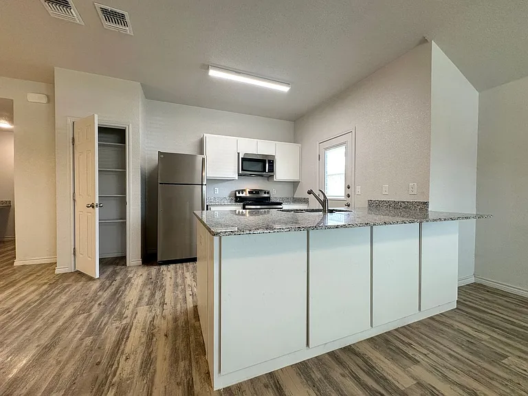 1801 Clovis Dr — Photo 6