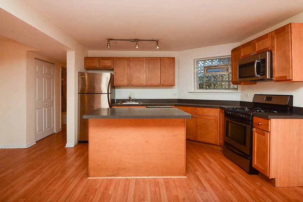 3 bed, 1.0 bath, 1288 sqft, $2,495 — Photo 3