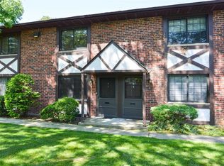 2 Pinebrook Pl, Bay Shore, NY 11706