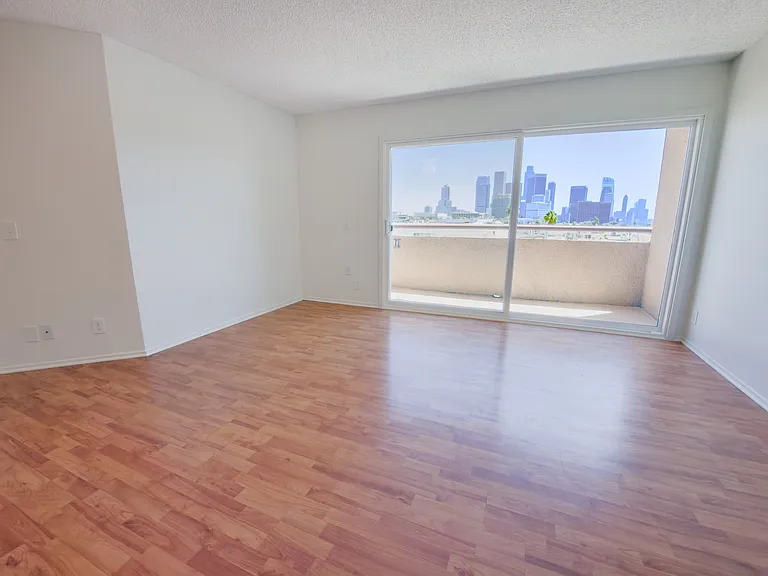 918 W College St #210 — Photo 23