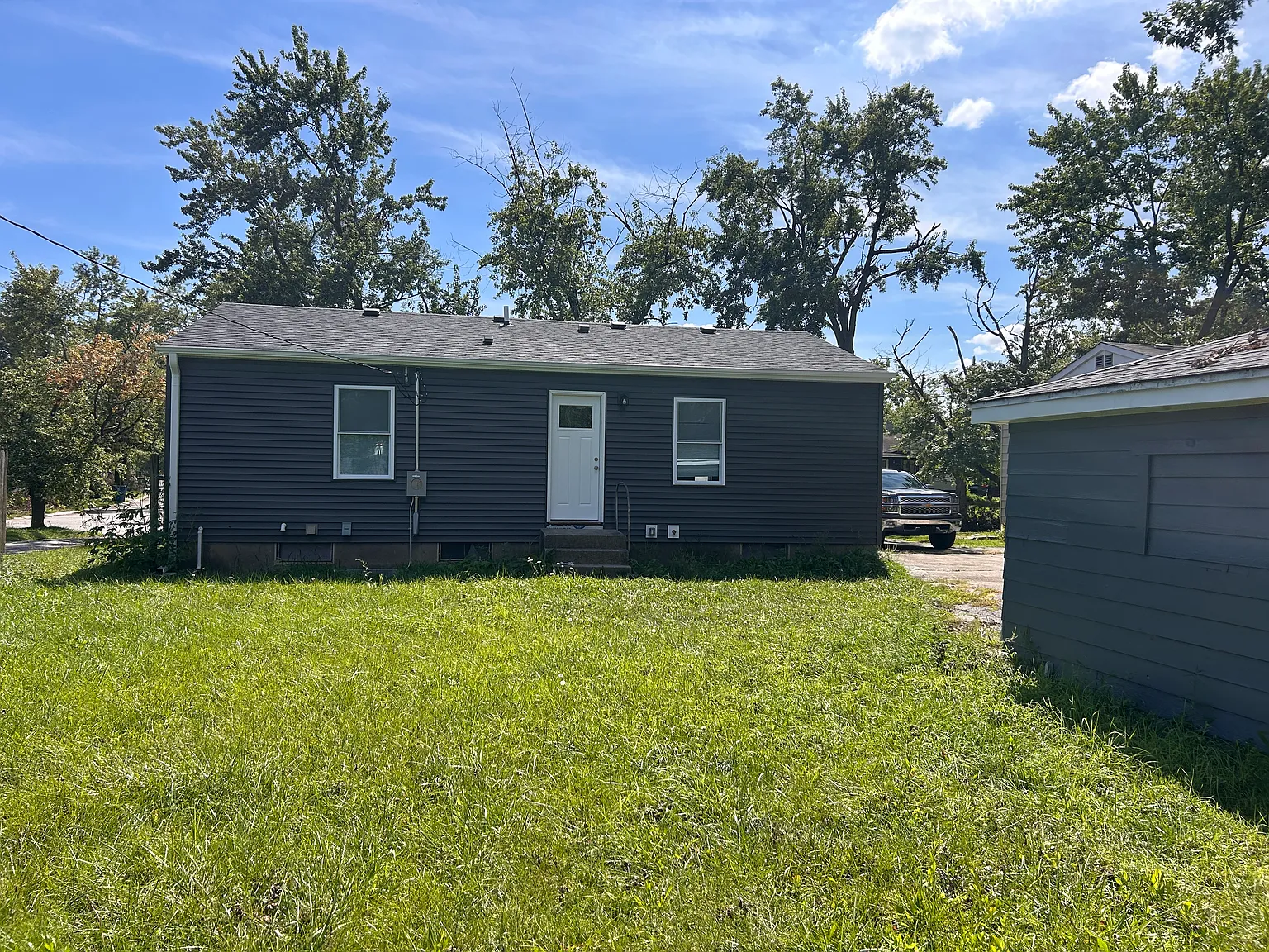 3 bed, 906 sqft, $2,100 — Photo 2