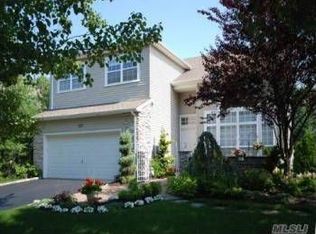 137 Windwatch Dr, Hauppauge, NY 11788