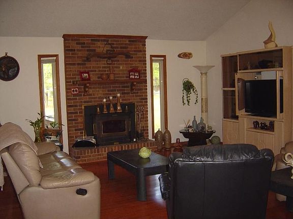 2nd image of 170 Fox Haven Ln