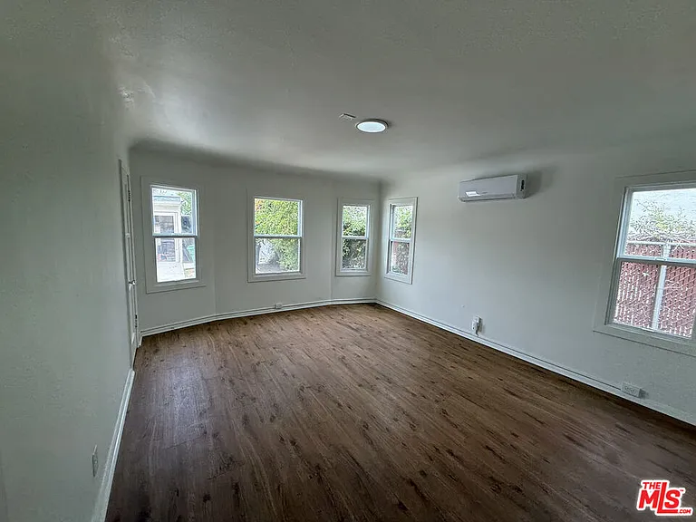 211 S Arnaz Dr #LOWER — Photo 21