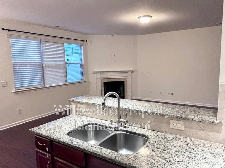 535 Whitworth Ln — Photo 6