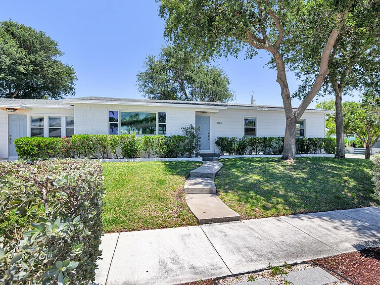 304 Wellesley Dr — Photo 2