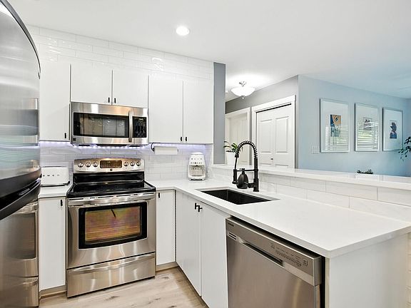 4th image of 225 Newport Dr #404