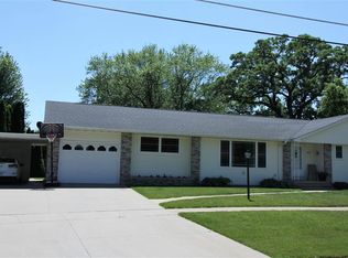 829 E Butler St, Manchester, IA 52057