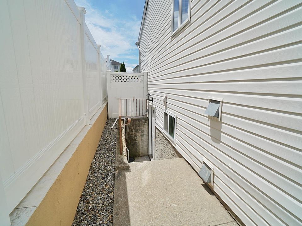 1st image of 22 Samantha Ln