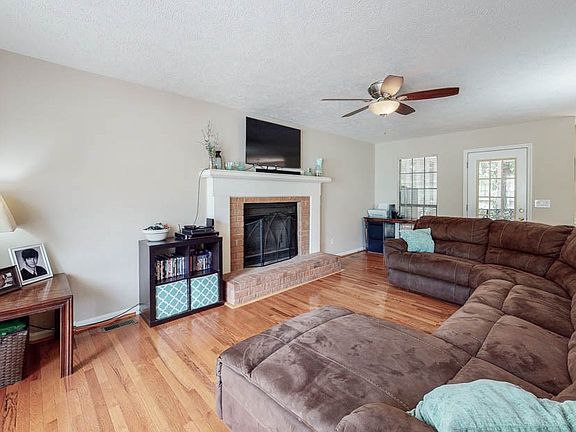3rd image of 134 Glencarin Dr