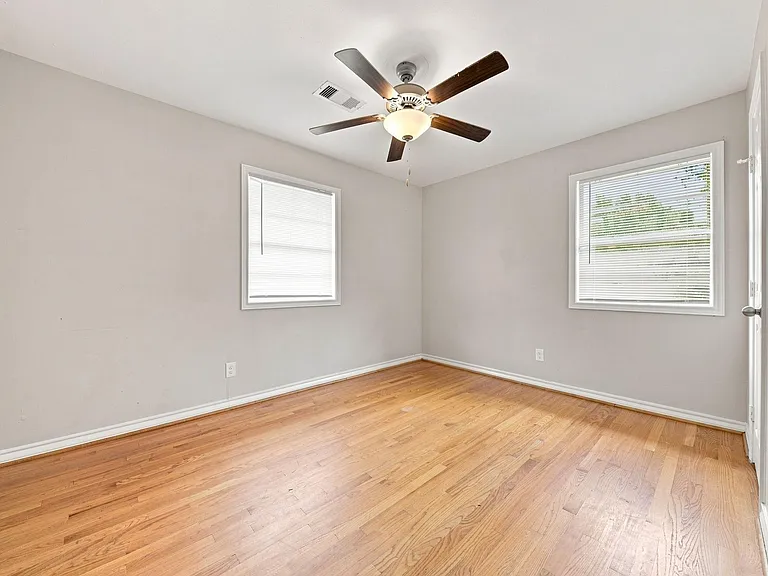 914 Martha St — Photo 18