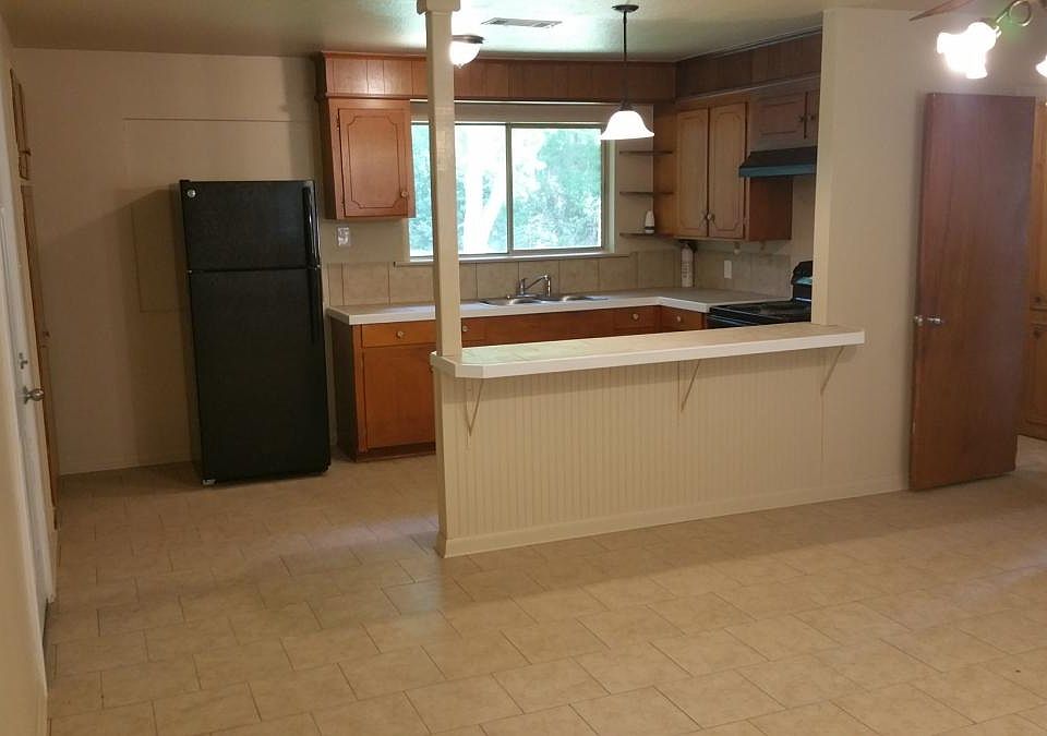 1st image of 704 Cypress St