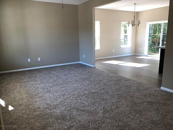4th image of 608 Oakwood Dr #111