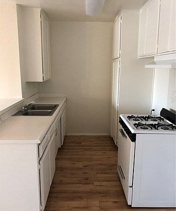 3rd image of 5855 Tujunga Ave APT 6