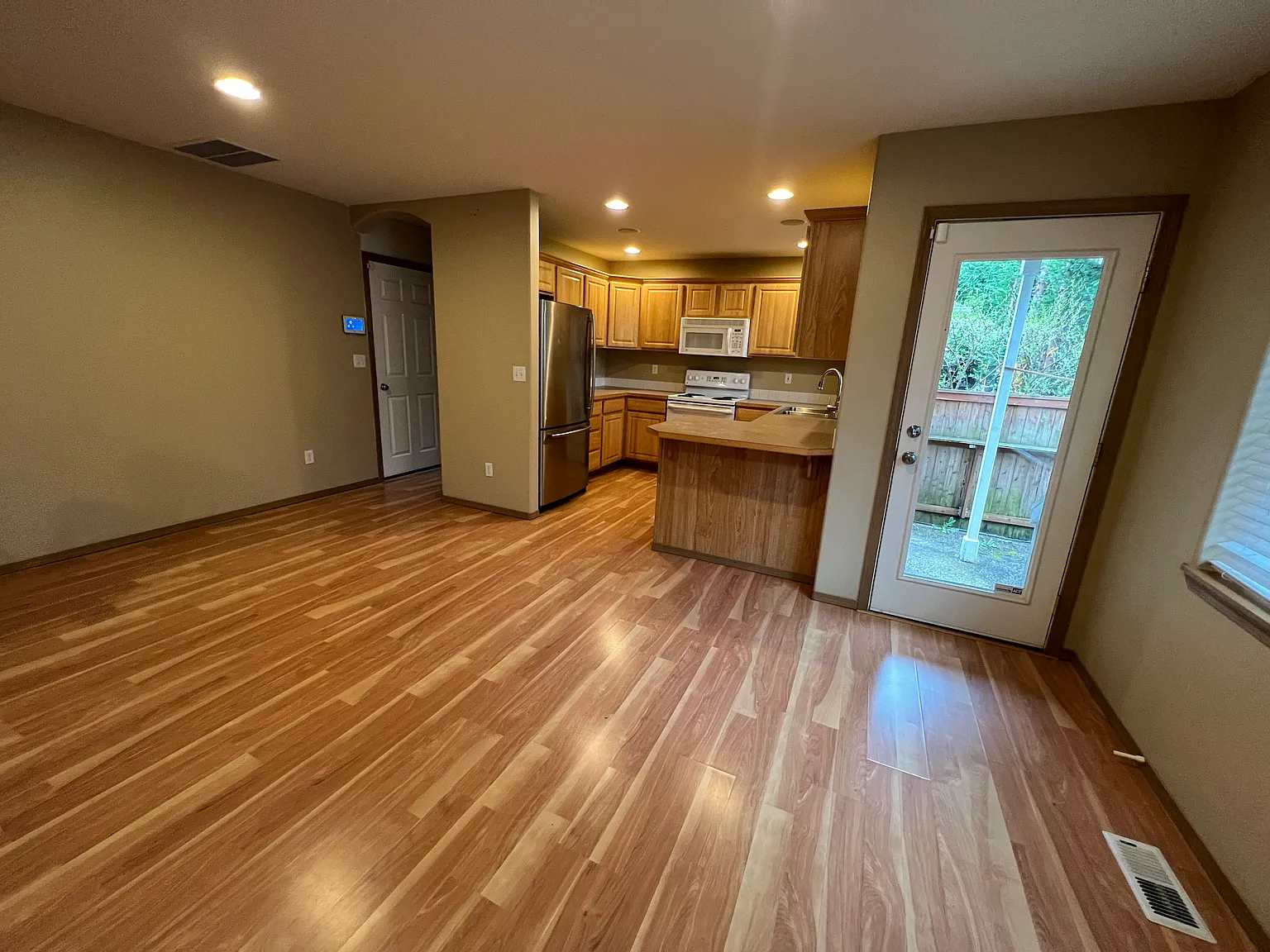 3 bed, 2.5 bath, 1558 sqft, $3,000 — Photo 3