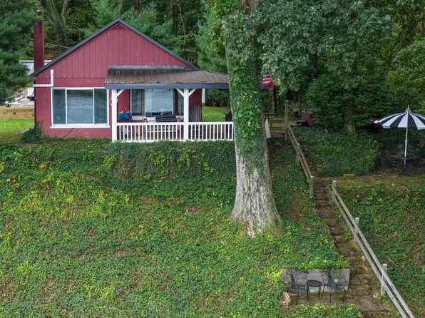 59924 Oakwood Bch, Three Rivers, MI 49093