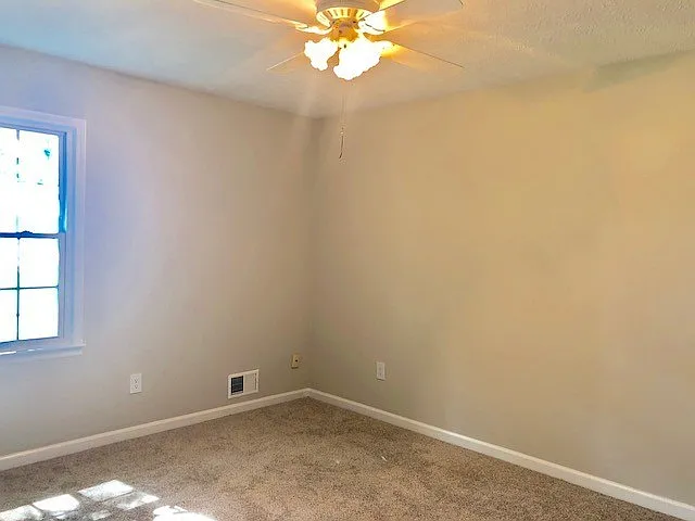 Large 3 bedroom 2 bath home in the heart of Kennesaw — Photo 2