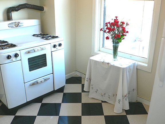 2nd image of 1429 28th St APT 4