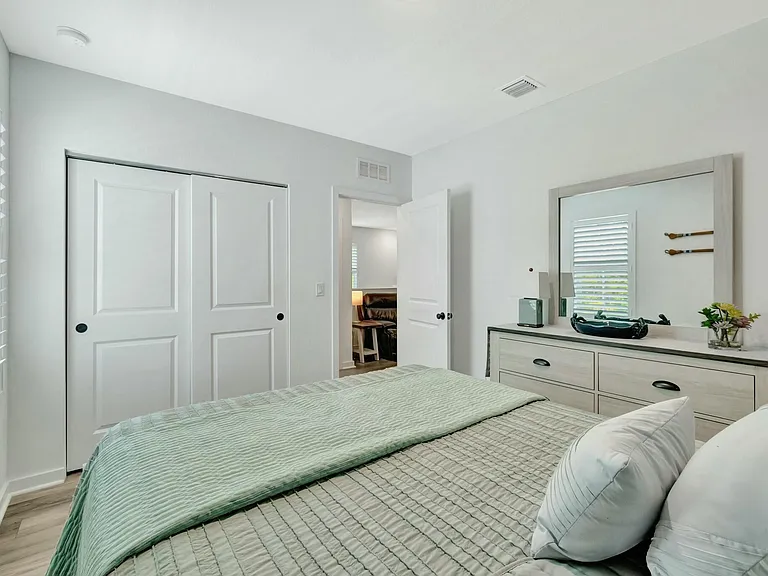 601 NE Waters Edge Ln — Photo 39