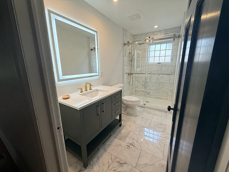 2nd floor full bathroom