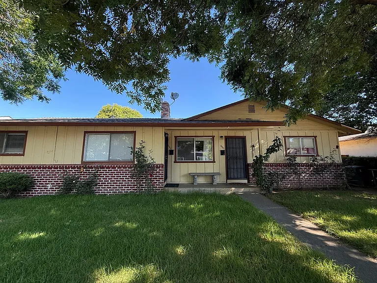 611 Fairview Dr — Photo 1