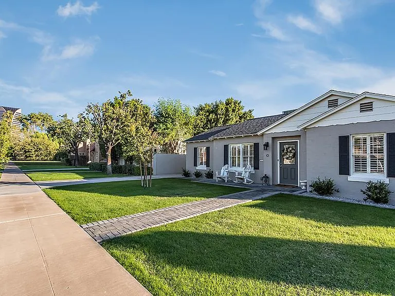 513 W Granada Rd — Photo 2