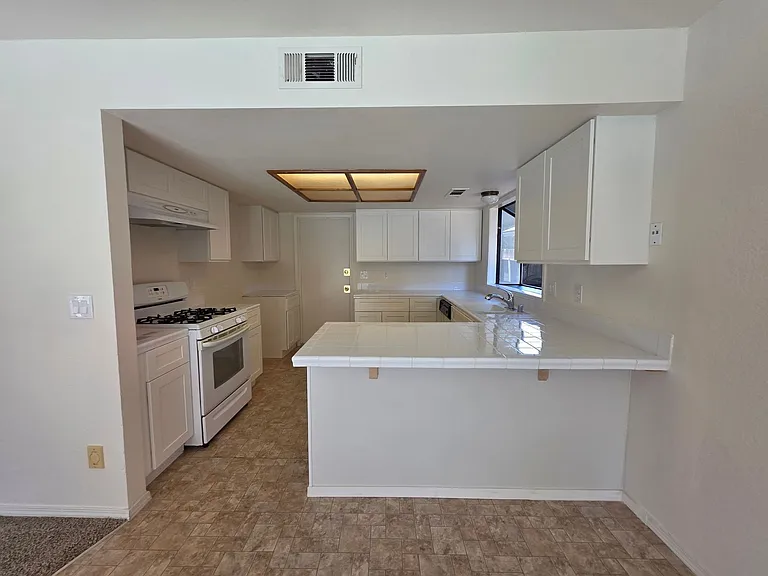 1128 N Manzanita St — Photo 5