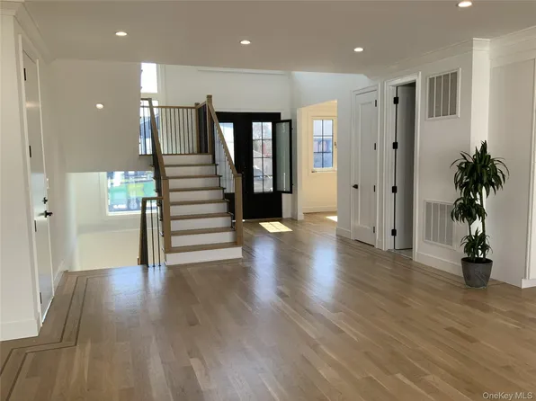 2661 Hyacinth Street, Westbury, NY 11590